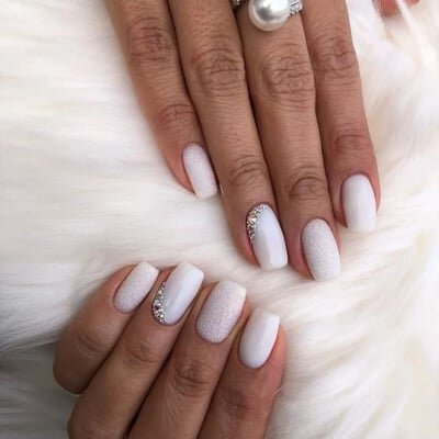 unghie bianco latte glitter